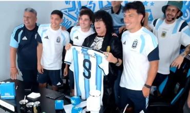 El gesto de la Mona Jiménez al encontrarse con los jugadores de la selección argentina: el regalo que le hizo Julián Álvarez