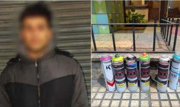 Atraparon a un joven platense vandalizando con aerosol el frente de la AMIA