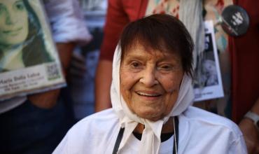Murió Taty Almeida, presidenta de Madres de Plaza de Mayo e histórica referente de la lucha por los derechos humanos