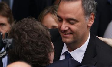 Milei avaló a Adorni con un reposteo en redes, pero crece la presión interna para que se vaya