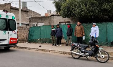 Motociclista sufrió fuerte caída por dos perros que se atravesaron repentinamente