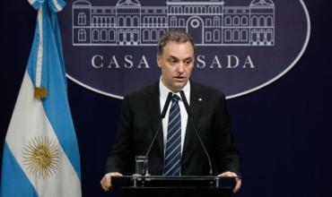 Pese a la presión de los aliados, en el entorno de Adorni descartan una renuncia o licencia