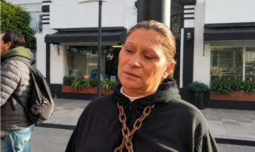 Madre se encadenó frente a Tribunales para reclamar la liberación de su hijo detenido