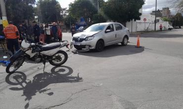 Motociclista resultó herido tras chocar con un automóvil en una transitada esquina