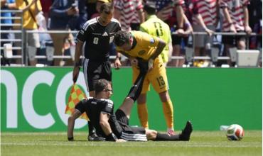 De no creer: el árbitro de Estados Unidos-Australia se acalambró en pleno partido, le dieron una bebida y siguió