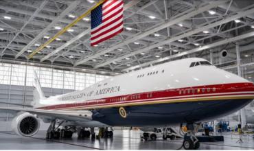 Trump presenta el nuevo Air Force One, un avión de 400 millones de dólares obsequiado por Qatar