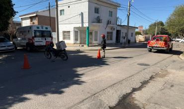 Siniestro vial en la Capital: un motociclista resultó herido tras chocar con una camioneta