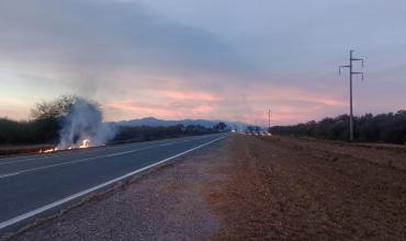 Controlaron una quema de pastizales sobre Ruta 38 y evitaron su propagación 