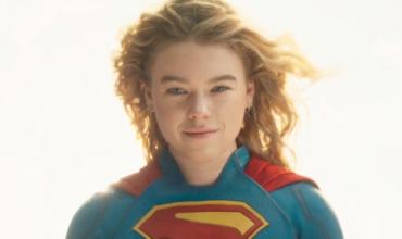 La divertida confusión de las estrellas de Supergirl al recibir de regalo la camiseta de la Selección Argentina