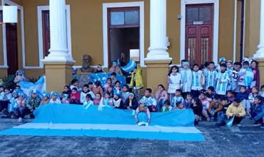 Alumnos de la Escuela Nicolás Dávila celebraron el cumpleaños de Lionel Messi con un banderazo en Chilecito