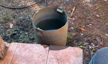 Conmoción en Misiones: encontraron muerto a un nene de un año en un tambor de agua que estaba en el patio de su casa