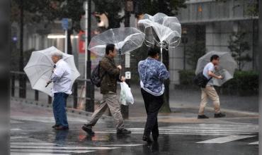 Alerta máxima en Japón por el avance destructivo de una tormenta y un ciclón