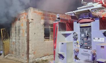 Investigan un incendio en una vivienda deshabitada y no descartan que haya sido intencional