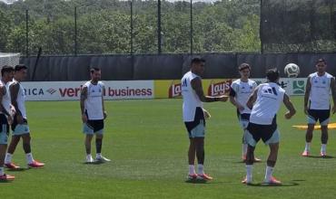 Las 13 pecheras de Scaloni en la práctica que esconden el equipo de Argentina ante Cabo Verde