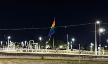 Polémica por la sustitución de la bandera argentina por la bandera LGBTQ : excombatientes de Malvinas cuestionaron la decisión y pidieron respetar la ley