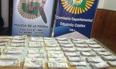 Encontró una mochila al costado de una ruta en La Pampa y se la llevó: tenía casi $90 millones