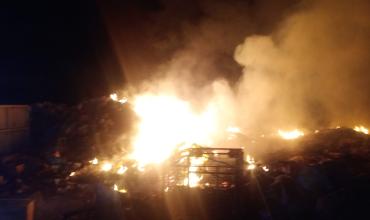 Incendio en una recicladora del barrio Futuro II: el fuego fue controlado sin provocar heridos