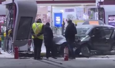 Se quedó dormido, chocó una estación de servicio y el auto se incendió