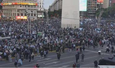 Miles de hinchas festejan en el Obelisco el triunfo de la Selección argentina ante Egipto y el pase a cuartos de final