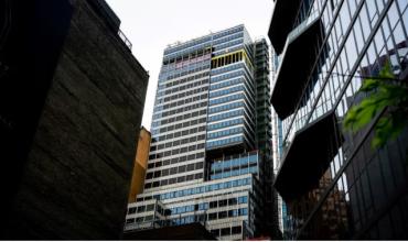 Por riesgo de derrumbe, evacuaron un rascacielos de 37 pisos en Manhattan y más de 150 expertos tratan de estabilizarlo