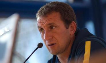 Tras la victoria ante Paranaense, Arruabarrena dijo que habló con Riquelme sobre los refuerzos y dejó una advertencia