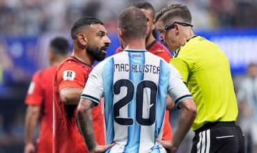Contundente respaldo de la FIFA tras las críticas a los árbitros de Argentina-Egipto: “Las acusaciones infundadas no tienen cabida”