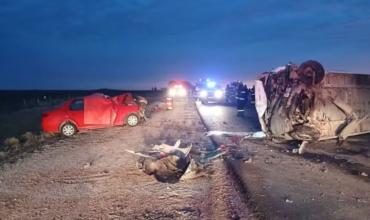 Un micro que llevaba a un equipo de fútbol femenino infantil chocó de frente con un auto: hay dos muertos y 16 nenas heridas