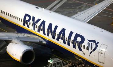 Terror en Grecia: la ventanilla de un avión estalló y un pasajero casi es succionado al vacío