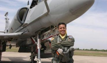 Un piloto riojano presentará "Servicio de Altura" en la Feria del Libro 2026