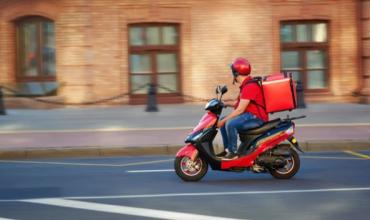 Crecen las deudas de los trabajadores con las aplicaciones de delivery y piden regular las tasas