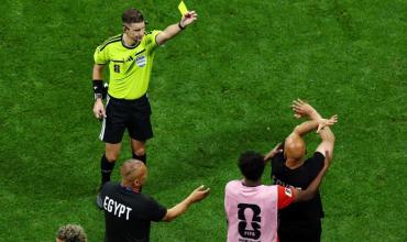 El DT de Egipto cuestionó al árbitro y explicó el gesto que se volvió viral tras la derrota ante la Selección argentina
