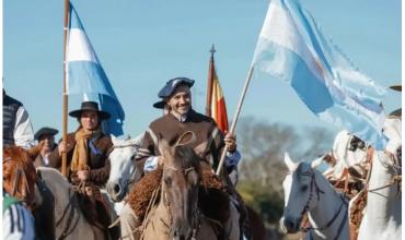 El gobernador de Corrientes encabeza a caballo la peregrinación a la Virgen de Itatí