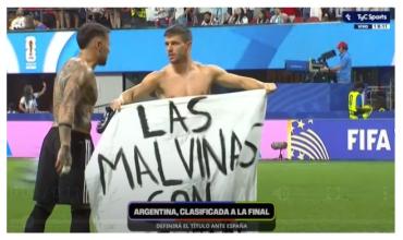“Las Malvinas son argentinas”, la bandera que colocaron los jugadores en la cancha tras el pase a la final