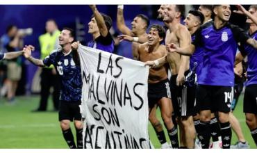 La prensa británica estalló por la bandera de Malvinas que mostraron los jugadores de Argentina: "Repugnante"