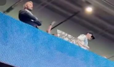 Bizarrap se volvió viral por cantar “el que no salta es un inglés” a metros de David Beckham