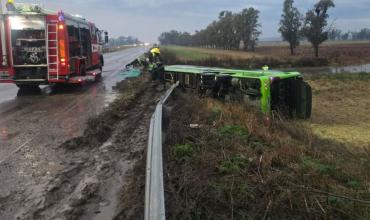 Carmen de Areco: un micro cayó de un puente en la ruta 7 y hay varios heridos