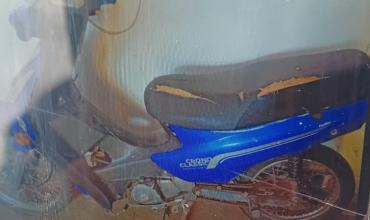 Robaron una motocicleta estacionada frente a una panadería en pleno centro