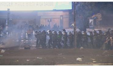 Incidentes en el Obelisco: un grupo de personas arrojó piedras y botellas contra la policía tras la final del Mundial