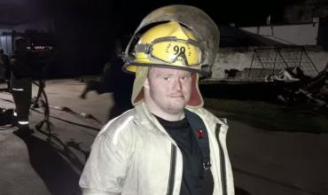 Tiene síndrome de Down, una imagen despertó su vocación de ser bombero y decidió perseguir su sueño pese a las dudas de su familia