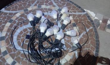 Lo sorprendieron robando focos y cables de una vivienda y terminó detenido
