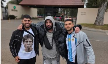 Viajaron 40 horas desde Palestina a Rosario, montaron guardia en la casa de Lionel Messi y esperan poder conocerlo
