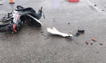 Violento choque entre moto y auto: una mujer resultó herida y fue hospitalizada