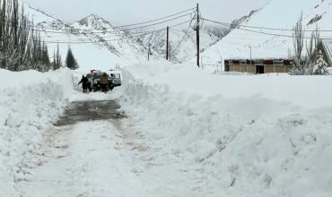 Feroz temporal en varias provincias del país: localidades aisladas y paredones de nieve de cuatro metros