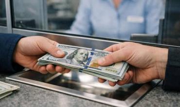 El Banco Central habilitó el pago de sueldos en dólares