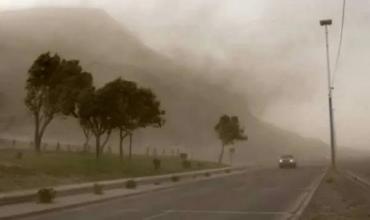Advierten que La Rioja enfrenta semanas críticas por el viento Zonda, la sequía y el riesgo extremo de incendios
