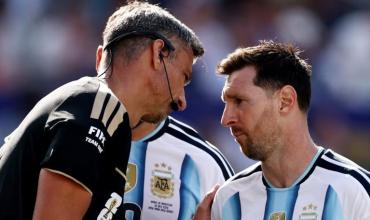 El árbitro de la final entre Argentina y España rompió el silencio tras su repentino retiro y dio detalles de su charla con Messi