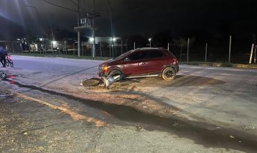 Capital: una motociclista sufrió lesiones graves tras chocar con un automóvil