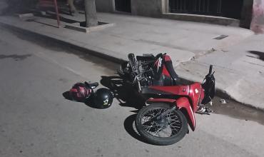 Dos jóvenes resultaron heridas tras un choque entre una camioneta y una motocicleta en la Capital