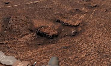 La NASA descubrió un patrón con forma de panal en el suelo de Marte: ¿rastros de agua y vida en el planeta rojo?