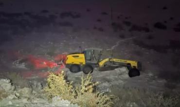 Despejaba una ruta tras el temporal de nieve en el Sur, desbarrancó con la motoniveladora desde 50 metros de altura y murió